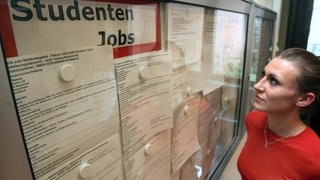 Eine junge Frau schaut sich Angebote für Studentenjobs an. In Baden-Württemberg arbeiten mehr junge Menschen als früher.