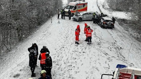 Auf der B293 kollidierte ein Autofahrer mit zwei entgegenkommenden Fahrzeugen. Eines landete im Graben.