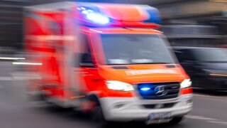 Ein Rettungswagen ist mit Blaulicht unterwegs. In Heilbronn wurde der Fahrer eines Rettungswagen selbst in einen Unfall verwickelt, als er über eine Kreuzung fuhr.