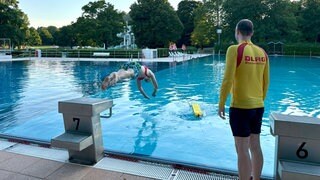 DLRG bildet Rettungsschwimmer im Freibad Asperg aus. Von der DLRG Ludwigsburg-Remseck war Dominik Saal dabei.
