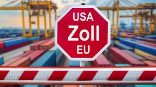 Handelskrieg und Zoll mit den USA vor dem fiktiven Bild eines Hafens mit Waren und Containern.