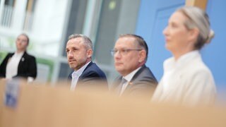 Alice Weidel (rechts) und Tino Chrupalla (mittig), die Bundesvorsitzenden der AfD, sowie Ulrich Siegmund, AfD-Spitzenkandidat in Sachsen-Anhalt.