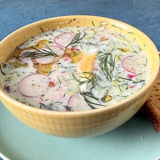Kalte Buttermilch-Gurkensuppe mit Ei