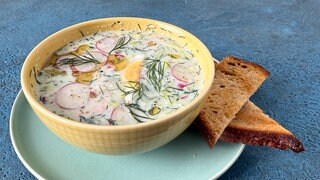 Kalte Buttermilch-Gurkensuppe mit Ei