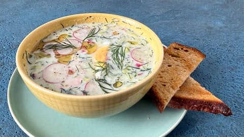 Kalte Buttermilch-Gurkensuppe mit Ei