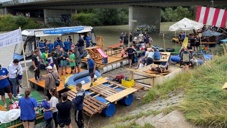 Mehrere wilde Nabader bereiten sich bei der Illerbrücke auf ihren Einstieg vor. 