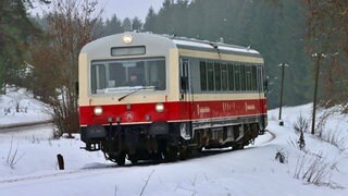 Auf der Strecke der Biberbahn pendeln am Samstag die historischen Diesel-Triebwagen aus den 80er-Jahren zwischen Mengen und Stockach. Halt machen die Züge an gleich drei Weihnachtsmärkten.