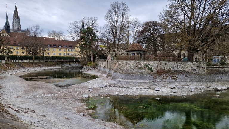 Niedrigwasser im Bodensee am Ufer vor Konstanz. Der geringe Wasserstand macht den Seegrund vor dem Inselhotel sichtbar.