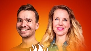 Viola Patricia Herrmann und Bob Blume auf dem Podcast-Cover von "Die Schule brennt – Mit Bob Blume
