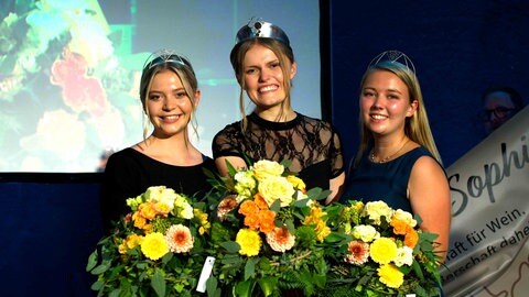 Marie-Sophie Schwarz (Mitte) ist neue Moselweinkönigin.