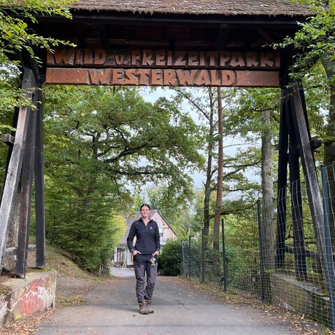 Geschäftsführerin Henrieke Böß steht unter dem Eingangsschild des Wildparks Westerwald.