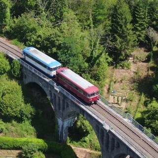Der historische Schienenbus auf der Strecke von Linz nach Kalenborn.