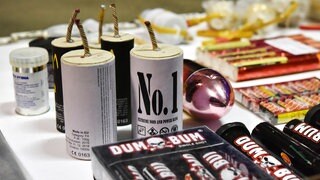 Beschlagnahmte Böller (Symbolbild). Vier Kinder einer Realschule in Ludwigshafen haben sich Profi-Feuerwerk beschafft und in der Schule verkauft oder weitergegeben. Die Schulleitung hatte die Polizei informiert.