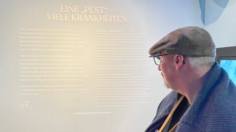 Diese Schrifttafel zeigt helle Schrift auf hellem Hintergrund. Menschen mit Leseschwäche oder Sehbehinderung können den Text nur schwer erfassen.