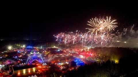Große Festivalbühne mit Lichtshow und feierndem Publikum bei der NATURE ONE.