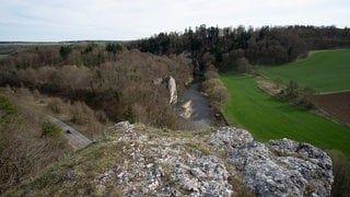 Eine Wanderin stürzt in Felsspalte auf einem Aussichtsplateau bei Inzigkofen.