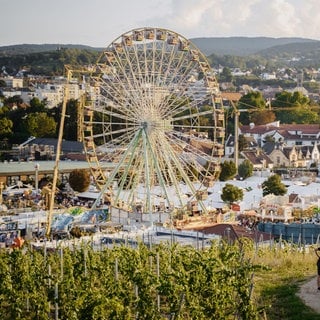 Das Riesenrad und weitere Fahrgeschäfte auf dem Wurstmarkt in Bad Dürkheim