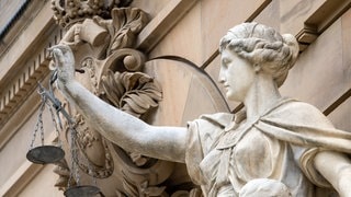 Vor dem Gebäude des Amt- und Landgerichts hält eine Statue der Göttin Justitia eine Waagschale (Symbolbild)
