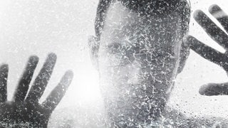 Silhouette eines Mannes hinter einer gesplitterten Scheibe: Frauenverachtend, rassistisch, auch antisemitisch und homophob. Vor allem Männer formieren sich immer wieder um Feindbilder – trotz oder gerade wegen der Öffnung der Gesellschaft hin zu Gleichberechtigung und Diversität. Sie sehen das Patriarchat in Gefahr. Treffpunkte und Zustimmung finden sie in den sozialen Medien. Männlichkeit kann toxisch sein.