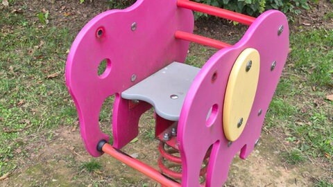 In dieser rosanen Wippschaukel war ein Junge in Waldmohr eingeklemmt