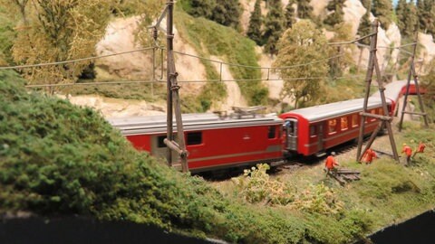 Die rot-orangenen Züge der ÖBB machen sich besonders gut auf der grünen Wachaubahn.