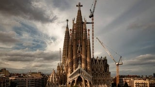 Die Passionsfassade von Antoni Gaudís Sagrada Familia ist in der Abenddämmerung in Barcelona zu sehen.