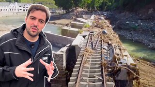 SWR-Reporter Constantin Pläcking vor einer in der Flutkatastrophe zerstörten Brücke.