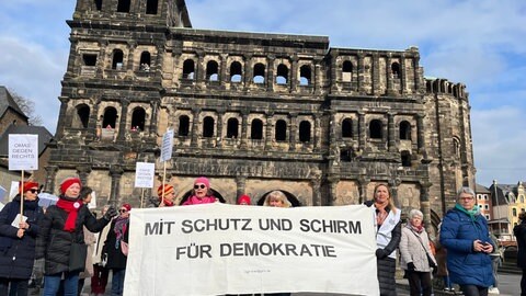 In Trier haben 3.000 Menschen für Demokratie und gegen Rechtsextremismus vor der Porta Nigra demonstriert. Auch "Omas gegen Rechts"