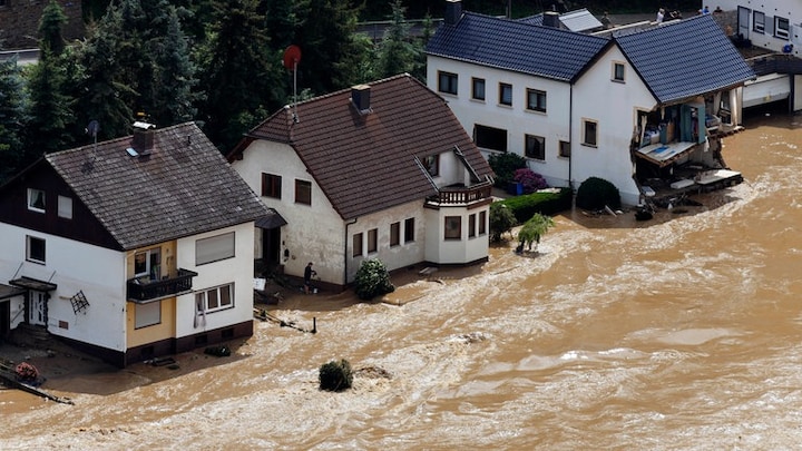 Dernau im Ahrtal am 15. Juli 2021: Heftige Regenfälle lassen die Ahr über die Ufer treten, der Ort wird nahezu vollständig überflutet - viele Bewohner verlieren Hab und Gut- einige auch ihr Leben. Mit dem neuen KI-System zur Wettervorhersage lassen sich Extremwetterereignisse längerfristig planen.
