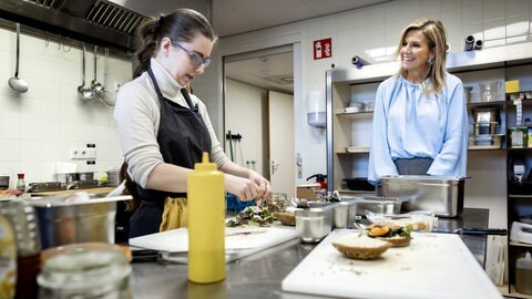Königin Máxima in der Küche des Enik Recovery College in Utrecht.