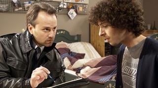 Albert wird in seinem Zimmer von Murat verhört