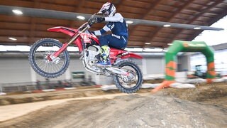 Ein sportliches Motorrad schanzt über einen Dreck-Hügel und fliegt durch die Luft. Vom 23. bis 25. Januar 2026 ist wieder Motorradwelt Bodensee in der Messe Friedrichshafen. 