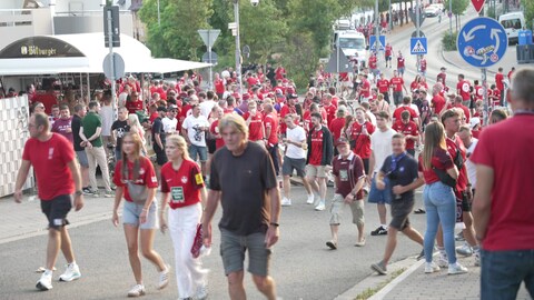 Viele Menschen gehen ins Fritz-Walter-Stadion in Kaiserslautern. 