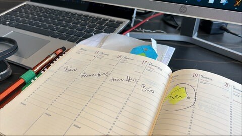 Ein Kalender (Symbolbild). Viele Menschen wünschen sich heutzutage mehr Freizeit. Wie aber sieht die richtige "Work-Life-Balance" aus?