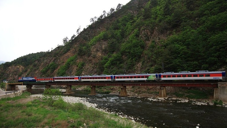 Ein Korailtrain unterwegs im Gebirge