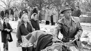 Flüchtlinge aus Ungarn Anfang November 1956 mit ihrer spärlichen Habe bei ihrer Ankunft in Klingenbach in Österreich. Der Grenzübergang Klingenbach wurde am 4. November 1956 gesperrt. Die einsetzenden Massenverhaftungen nach dem gescheiterten Ungarn-Aufstand 1956 haben zu verstärkten Flüchtlingsströmen nach Österreich geführt.