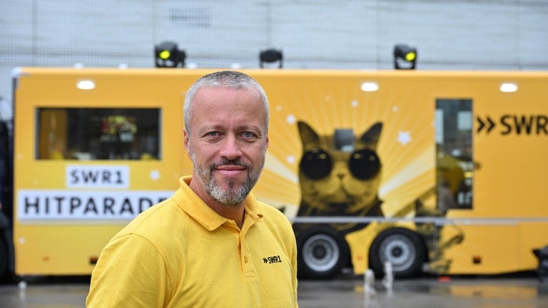 Wer sich fragt, wer hier eigentlich die ganzen tollen Fotos macht. Hier isser: Torsten Elter, der sich "ganz nebenbei" noch um die Studiotechnik kümmert!