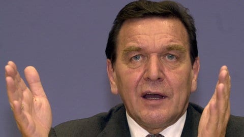 Bundeskanzler Gerhard Schröder (SPD) spricht am 6.11.2001 auf einer Pressekonferenz in Berlin. Vor Medienvertretern wurde bekannt, dass die Bundesregierung erstmals seit dem Zweiten Weltkrieg deutsche Soldaten für einen Kampfeinsatz bereitstellen wird. 