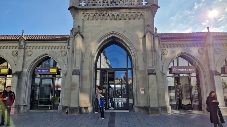 Der Eingang zum Bahnhof in Konstanz ist nun barrierefrei. Der neue Bahnhofsvorplatz ist am Sonntag eröffnet worden.