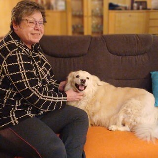 Hohe Tierarztkosten belasten Menschen mit geringem Einkommen. Rentnerin Martina Friehe mit ihrer Hündin Sunny.