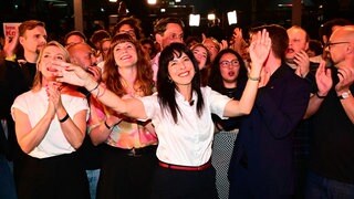 Elif Eralp wartet mit Anhängern und Parteimitgliedern auf der Wahlparty der Berliner Linken im Festsaal Kreuzberg auf die Prognose zum Ergebnis der Abgeordnetenhaus-Wahl.