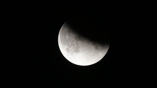 Sujetbild einer partiellen Mondfinsternis: Der Mond tritt in der kommenden Nacht teilweise in den Erdschatten. Dadurch wird knapp ein Zehntel des Vollmondes für rund eine Stunde verdunkelt und nicht zu sehen sein.