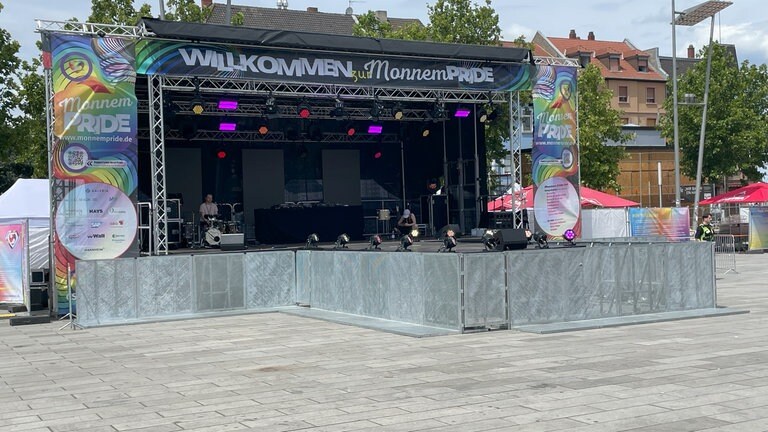 Leere Bühne auf dem Messplatz