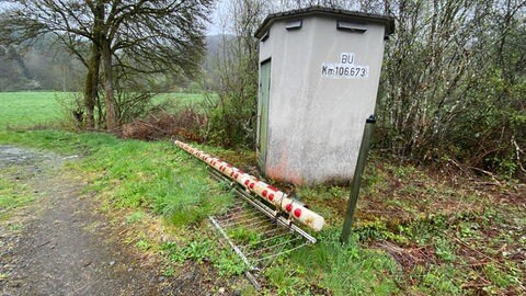 Auch vor dem anderen Feld liegen die Schlagbäume nutzlos am Boden.