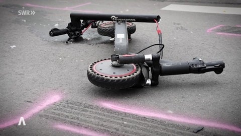 Ein E-Scooter liegt nach einem Sturz auf der Straße. (Symbolbild)
