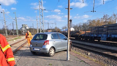 In Bad Friedrichshall hat sich ein Mann mit seinem Auto auf die Gleise verirrt. Er war seinem Navi gefolgt. 