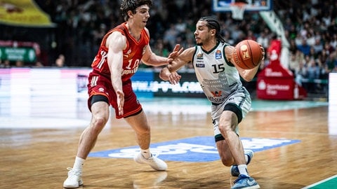 Triers Jordan Roland im Duell mit Bayerns Justinian Jessup