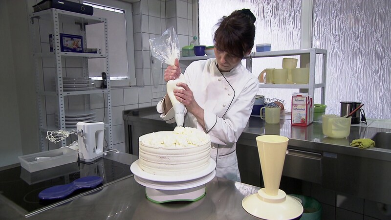 Beate Kania beim Torte backen.