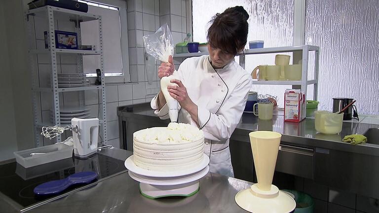 Beate Kania beim Torte backen.