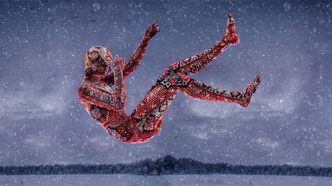 Illustration zu Theaterstück „Echo": Männliche bunte Figur im freien Fall.